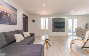 Lovely Home In Stankovci With Wifi