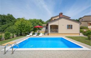 Three-Bedroom Holiday Home In Tinjan