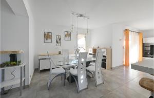 Maisons de vacances Stunning Home In Arles With Wi-Fi : photos des chambres