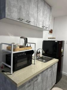 Studio w projector Wifi Netflix and pool access in ADB Tower Ortigas CBD