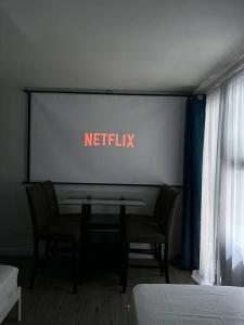 Studio w projector Wifi Netflix and pool access in ADB Tower Ortigas CBD