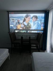 Studio w projector Wifi Netflix and pool access in ADB Tower Ortigas CBD