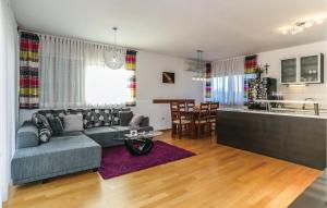 Stunning Home In Dugopolje