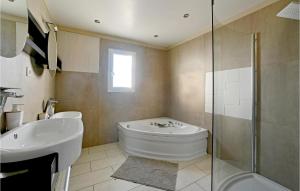 Maisons de vacances Stunning Home In Arles With Wi-Fi : photos des chambres