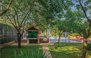 Three-Bedroom Holiday Home In Prolozac Donji