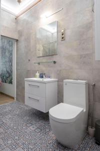 Deluxe Home in Art Nouveau House- with GARAGE