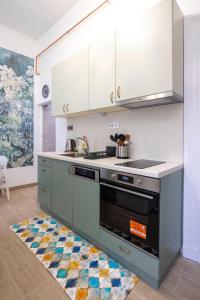 Deluxe Home in Art Nouveau House- with GARAGE