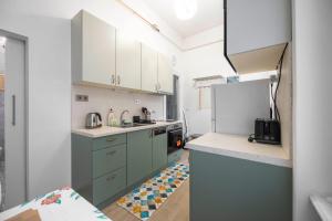 Deluxe Home in Art Nouveau House- with GARAGE