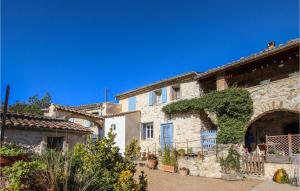 Maisons de vacances Beautiful Home In Salles Sous Bois : photos des chambres