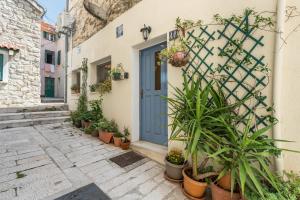 Stylish Old Town Studio Walk to Diocletians Palace & Beach