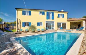 Awesome Home In Naselje Muzini