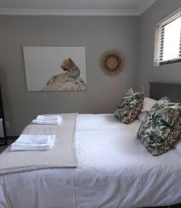 The Bird Hide Luxury Self catering Chalets - Bushman Rock