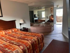 King Suite room in Perry-O Inn & Suites