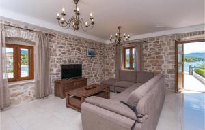 Three-Bedroom Holiday Home In Loviste