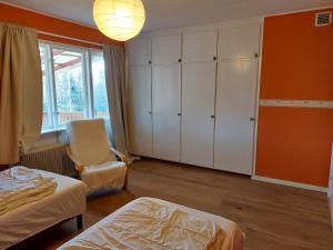 Hus nära sjö och säfsenresort