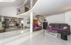 9 Bedroom Nice Home In Tribunj