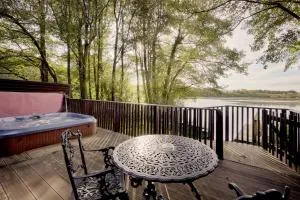 Chiffchaff Lodge with Hot tub - Wiggonby