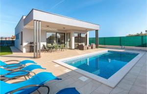 Stunning Home In Peroj With Outdoor Swimming Pool 