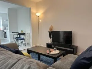 Entire Newly Renovated house -Southampton City - Private Driveway Parking - 4 Bedrooms 5 Beds Sleeps 7 - Great for Friends, Families & Contractors - 赫奇恩德