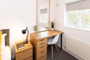 Free Parking Sleeps 7 Garden with Patio Gloucester Road