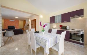 Three-Bedroom Holiday Home In Tinjan