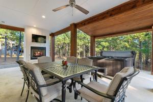 3 Mi to Lake Cabin with Hot Tub in Broken Bow!