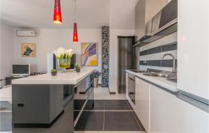 Amazing Home In Veli Iz With Wifi