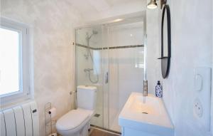 Maisons de vacances Lovely Home In Saint-Germain-Sur-Ay : photos des chambres