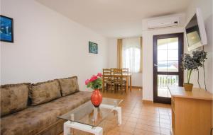 Gorgeous Apartment In Okrug Gornji