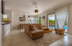Lovely Home In Premantura With Jacuzzi 