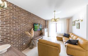 Lovely Home In Marina With Kitchen