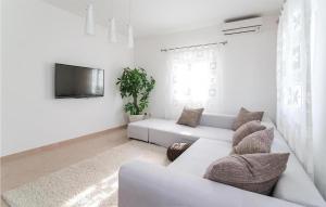 Awesome Apartment In Sutivan With Wifi