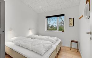 Stunning Home In Fårvang With Wifi