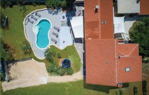 5 Bedroom Cozy Home In Galizana 