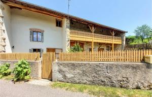 Maisons de vacances 4 Bedroom Awesome Home In Champoly : photos des chambres