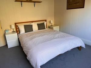 Alkira Cottage - Cozy, Comfortable, and Convenient