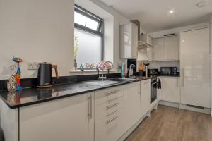 3-Bed, 2-Bath Wembley Apartment with Free Parking
