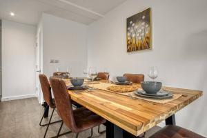 3-Bed, 2-Bath Wembley Apartment with Free Parking