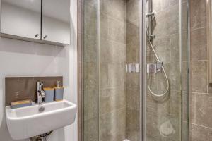 3-Bed, 2-Bath Wembley Apartment with Free Parking