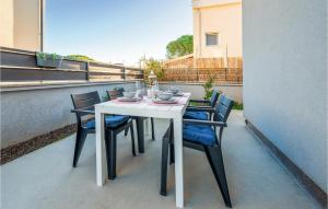 Gorgeous Apartment In Valbandon 