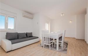 Four-Bedroom Apartment In Sibenik