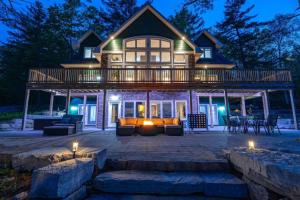 LUX Lakefront Sleeps18 Pickleball HotTub Sauna Gym Arcade Basketball Volleyball