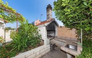 2 Bedroom Lovely Apartment In Okrug Donji 