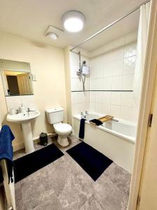 17 FWC 2 Bedroom Apartment, Central Swindon, Secure Parking, Sleeps 5