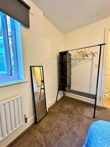 17 FWC 2 Bedroom Apartment, Central Swindon, Secure Parking, Sleeps 5