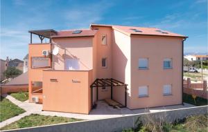 2 Bedroom Cozy Apartment In Povljana 
