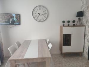 Maisons de vacances Maison a 800 m du circuit des 24H du Mans : Maison 2 Chambres