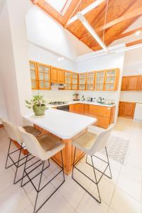 3-Bedroom Penthouse in Stellenbosch for 5 Guests with Stunning Mountain Views