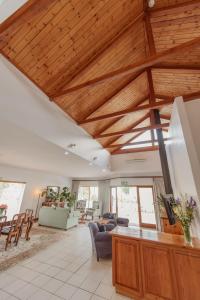 3-Bedroom Penthouse in Stellenbosch for 5 Guests with Stunning Mountain Views