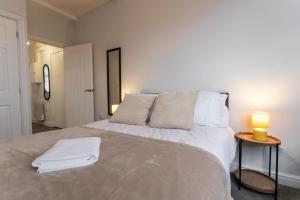 Flat B Commercial Road, 3 Bedrooms, Sleeps 5, Located in town centre